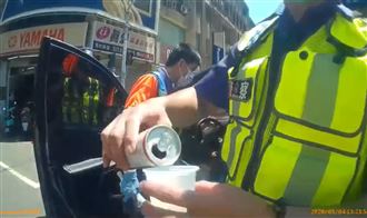 轎車停路口阻交通⋯警靠一杯飲料排除