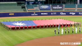 ▲中職領先全球開放觀眾進場，巨幅國旗登國際版面。（圖／記者劉彥池攝影）