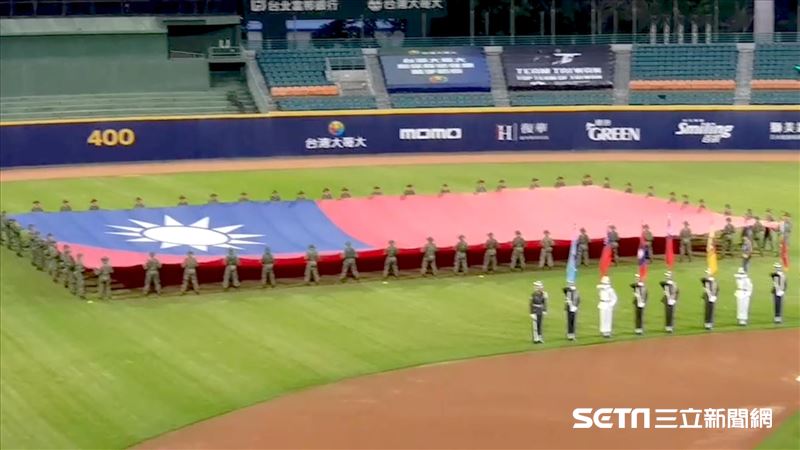 球迷歡呼、巨幅國旗　中職登國際版面
