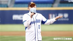 ▲中華職棒開放觀眾首戰新莊球場衛福部長陳時中富邦悍將領隊蔡承儒。（圖／記者林聖凱攝影）