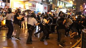 港警被圍毆開槍示警  疑似反送中首度發射實彈（3）香港「反送中」遊行25日晚疑似首度出現警方發射實彈。入夜後，有約10名員警在抗爭現場遭示威者包圍追打，被圍員警拔出隨身的左輪手槍對空鳴槍示警，示威者一哄而散，並遭增援的員警追捕。圖為混戰場景。中央社記者張謙香港攝  108年8月25日