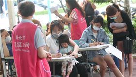 1萬元紓困申請次日作業順暢（3）行政院擴大紓困方案申請第2天，各縣市鄉鎮區公所6日一團亂的景象未再出現，僅有少數紛爭；民眾在公所人員引導下填寫申辦資料。中央社記者吳家昇攝　109年5月7日