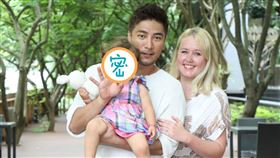  羅平和老婆Madlen女兒Lottie（TVBS提供）