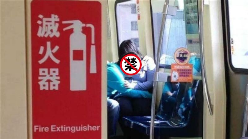 哺乳秀？男捷運當眾吸奶狂蹭　她傻眼