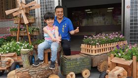 金門版花閃藝術妝點市區　歡迎民眾造訪金門縣林務所打造金門版「花閃」（Flower Flash）街景藝術，獲金城鎮公所大力協助與支持，14組造型可愛的植栽裝置9日亮相，鎮長李誠智（後）歡迎民眾走訪賞花。中央社記者黃慧敏攝　109年5月9日