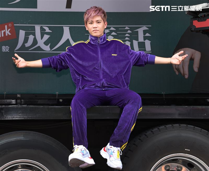 Spark皇毅「格林成人童話」高潮列車出發。（記者邱榮吉/攝影）