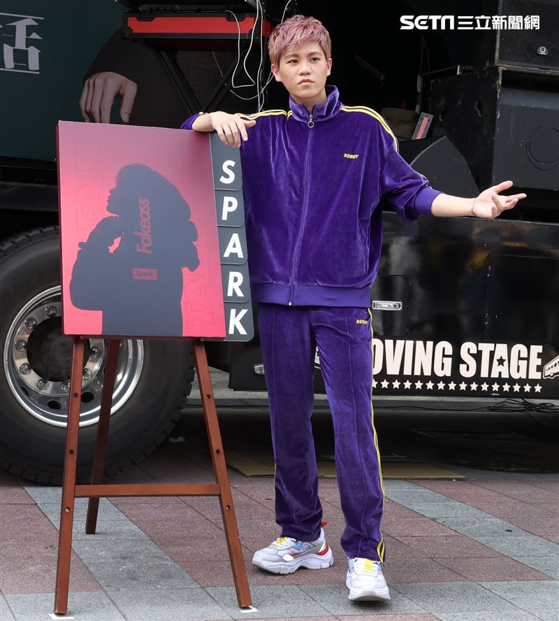 Spark皇毅「格林成人童話」高潮列車出發。（記者邱榮吉/攝影）