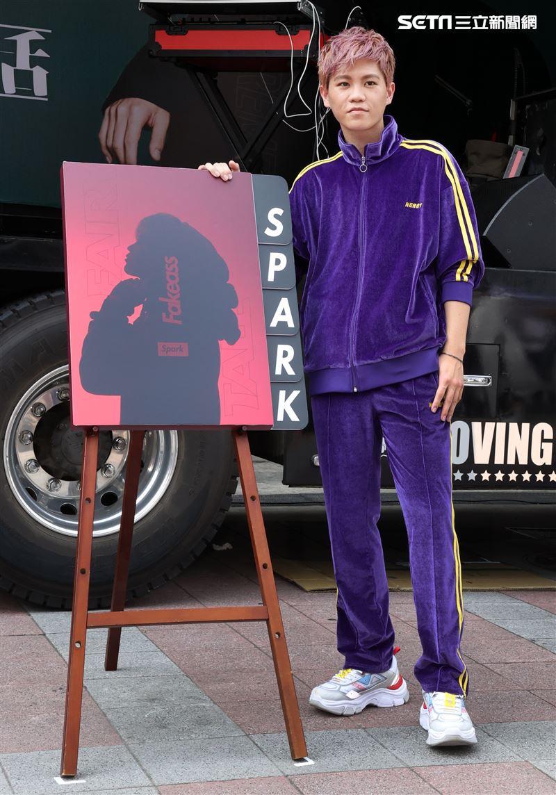 Spark皇毅「格林成人童話」高潮列車出發。（記者邱榮吉/攝影）