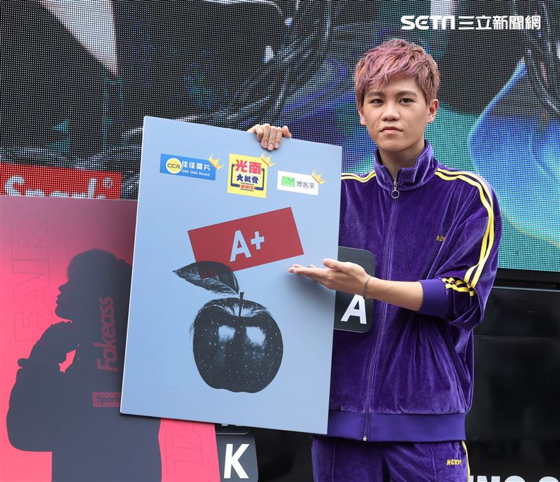 Spark皇毅「格林成人童話」高潮列車出發。（記者邱榮吉/攝影）