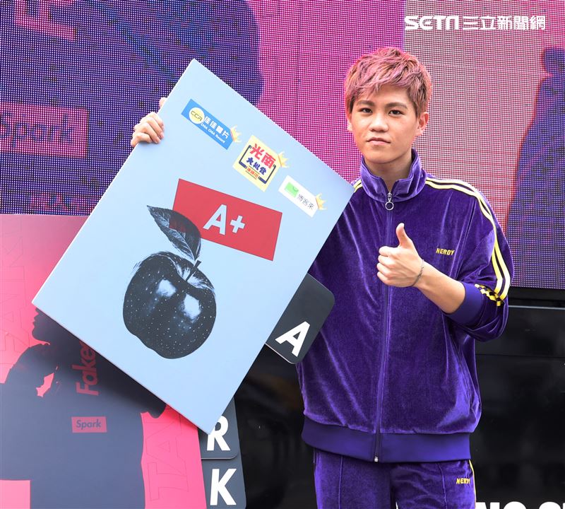 Spark皇毅「格林成人童話」高潮列車出發。（記者邱榮吉/攝影）