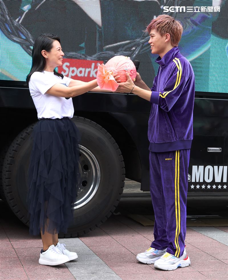 Spark首張創作專輯發片乾媽陳孝萱送上喉糖打氣加油。（記者邱榮吉/攝影）