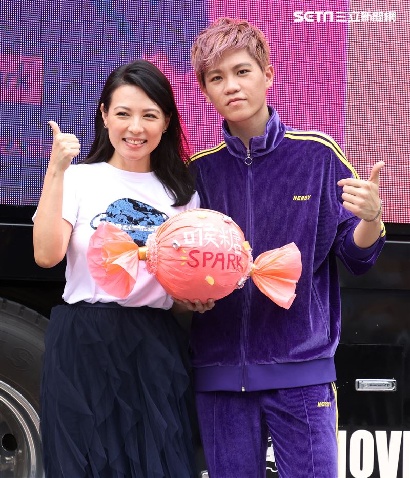 Spark首張創作專輯發片乾媽陳孝萱送上喉糖打氣加油。（記者邱榮吉/攝影）