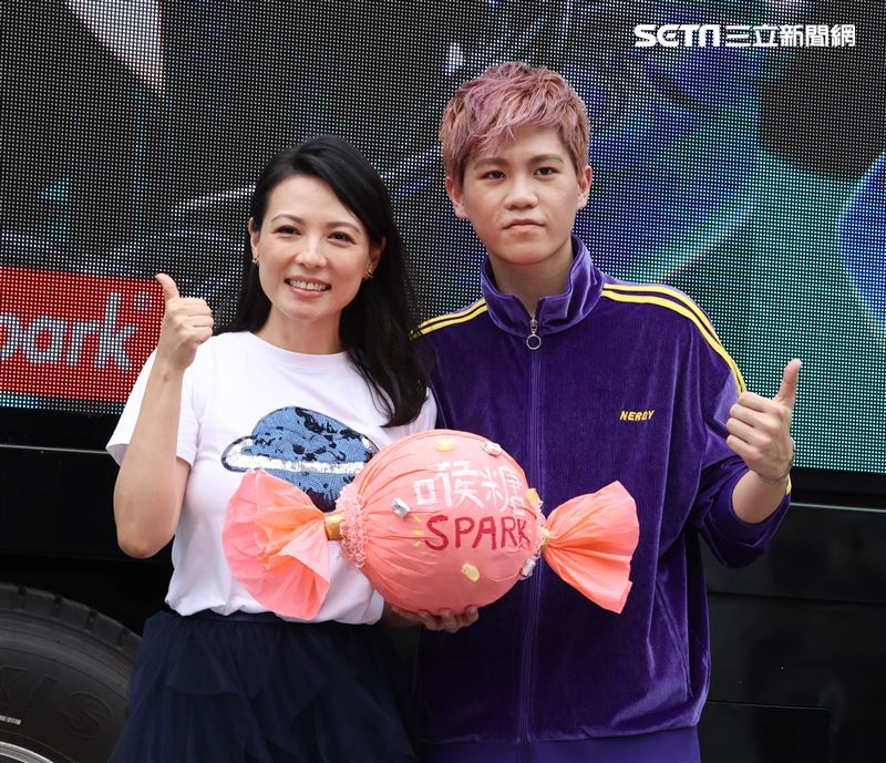 Spark首張創作專輯發片乾媽陳孝萱送上喉糖打氣加油。（記者邱榮吉/攝影）