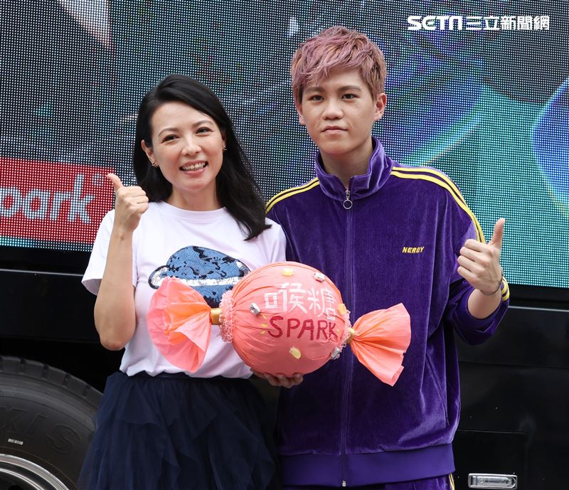 Spark首張創作專輯發片乾媽陳孝萱送上喉糖打氣加油。（記者邱榮吉/攝影）