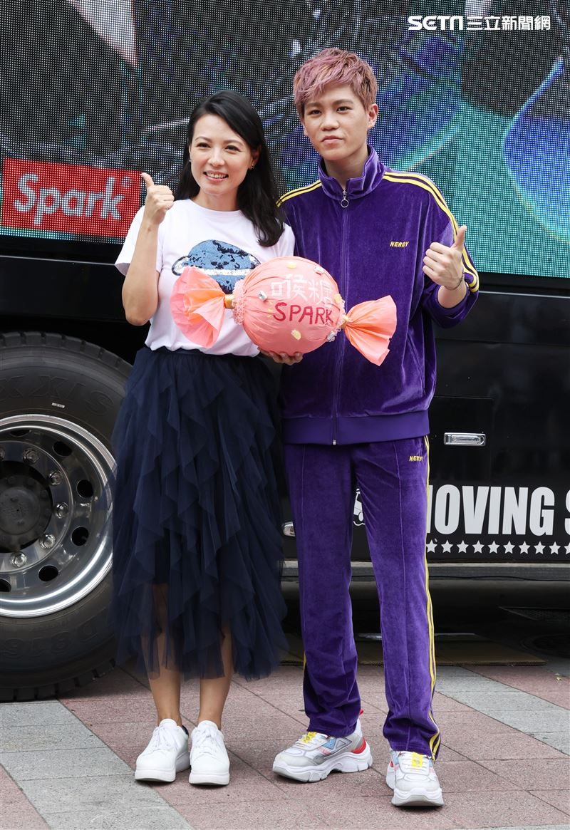 Spark首張創作專輯發片乾媽陳孝萱送上喉糖打氣加油。（記者邱榮吉/攝影）