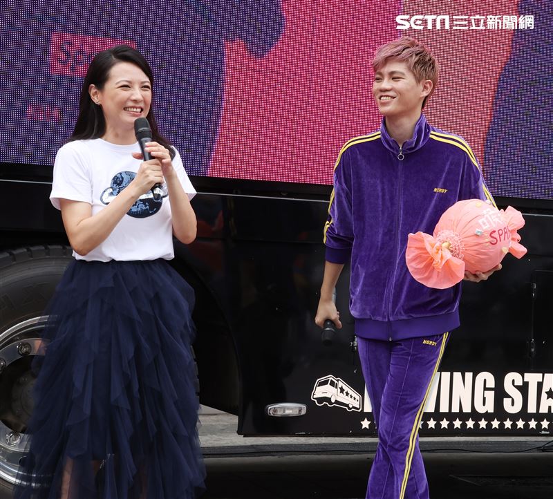 Spark首張創作專輯發片乾媽陳孝萱送上喉糖打氣加油。（記者邱榮吉/攝影）