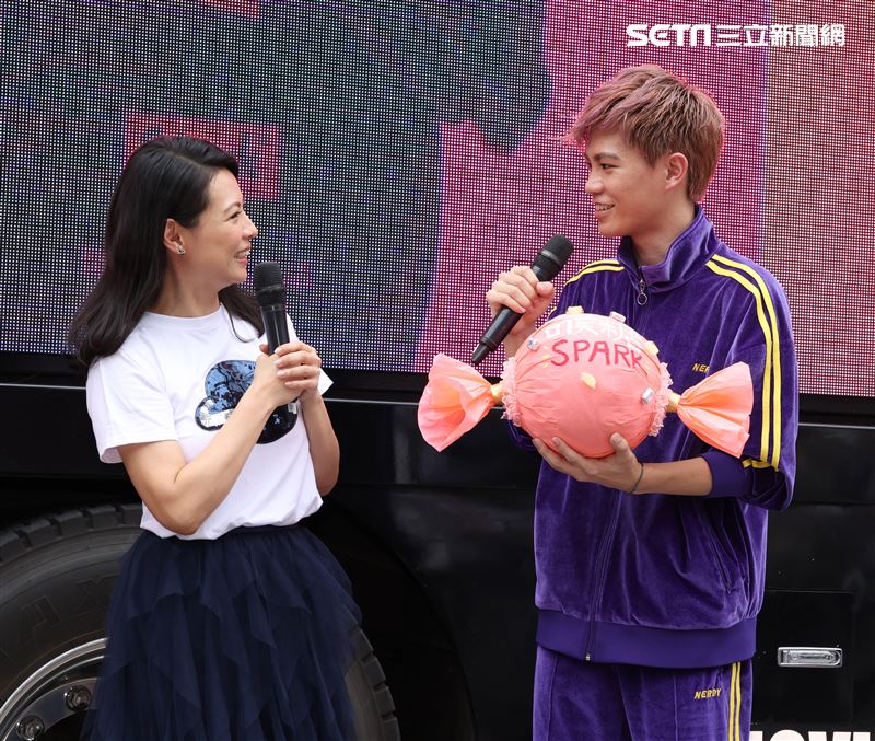 Spark首張創作專輯發片乾媽陳孝萱送上喉糖打氣加油。（記者邱榮吉/攝影）