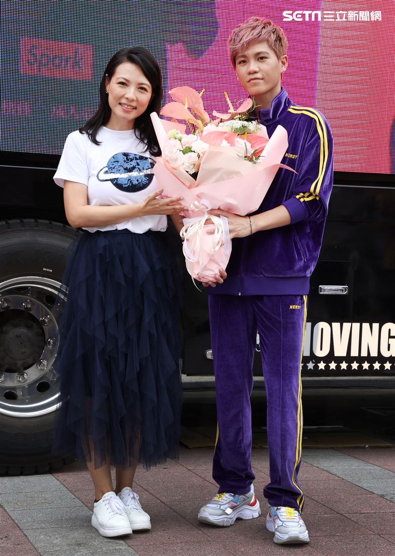 Spark首張創作專輯發片乾媽陳孝萱送上喉糖打氣加油。（記者邱榮吉/攝影）