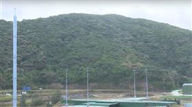 前往台東知名景點「阿朗壹古道」必經的達仁鄉台26線南田段，日前因出現業者在附近農地施工，掀起當地居民議論；而該工地經台東縣政府會勘後，確定是養殖業者違建，裁罰40萬元。如今這塊神秘工地的用途揭曉，並非先前業者宣稱的養殖用地，而是晉陞太空科技公司興建的太空探測火箭試射場，預計於本月27日發射首枚太空探測火箭。（圖／翻攝自原視YouTube）