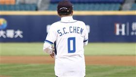 衛福部長陳時中穿著0號球衣。（圖／記者林聖凱攝影）