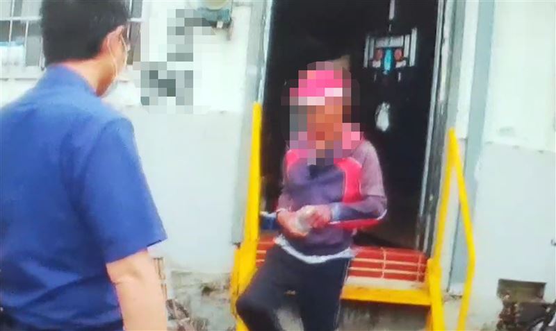 嘉義男滿身血躲屋內　警消破門竟遇襲