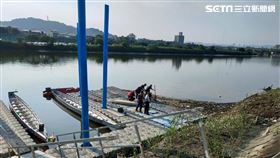 北市百齡橋下堤外便道河岸旁發現1具女性浮屍。（圖／讀者提供）