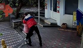俄羅斯,打架,商店,口罩,格鬥（圖／翻攝自YouTube）
