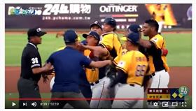 ▲Esmil Rogers羅傑斯遭到驅逐出場後，轉身與裁判理論遭到隊友阻擋。（圖／截自網路）