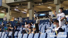 富邦悍將新莊棒球場梅花座球迷熱情加油。（圖／記者王怡翔攝影）