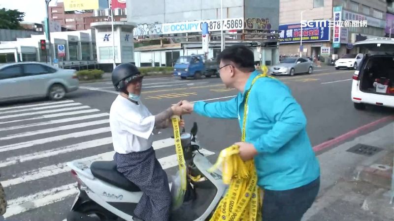 罷韓改發黃絲帶　「人體宣傳」不怕拆