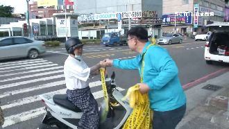 罷韓改發黃絲帶　「人體宣傳」不怕拆