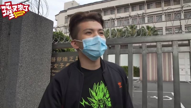 探監見母臉憔悴　孫生哽咽：還是愛她