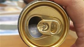 全聯生啤內含塑膠球。（圖／翻攝自我愛全聯-好物老實説臉書）