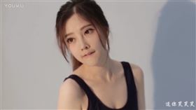 馮提莫拍攝保險套廣告。（圖／翻攝自微博）