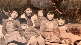 馬英九曬童年與母親秦厚修及姊妹的舊照，臉書