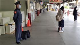 休假軍校生，等車時依舊站得直挺挺，獲得大家讚賞。（圖／翻攝自彭椿榮臉書）