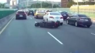 轎車擦撞重機竟逃　正義哥攔車講道理