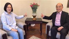 總統蔡英文10與行政院長蘇貞昌碰面交換政情。（圖／翻攝蔡英文臉書）