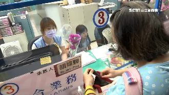 另類母親節　公所員工攜孩加班忙紓困