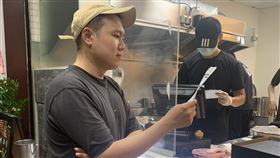 玖壹壹成員洋蔥投資滷味店。（圖／混血兒娛樂提供）