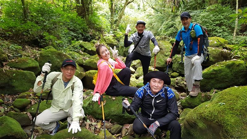 翁家明揪團爬山　環保秘訣女星看傻眼
