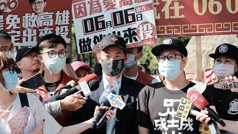 現身高雄發罷韓黃絲帶　陳柏惟許這願