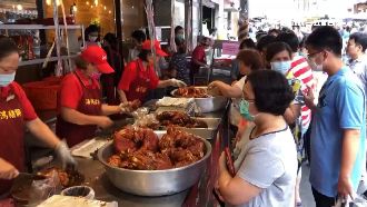 萬巒豬腳街被擠爆　小琉球湧度假人潮