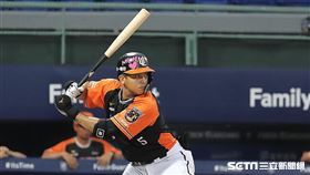 ▲中華職棒郭阜林粉紅色貼紙貼在頭盔上（圖／記者劉彥池攝影）