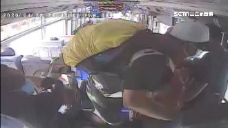 獨／公車急煞乘客摔　背包誤擊爆衝突