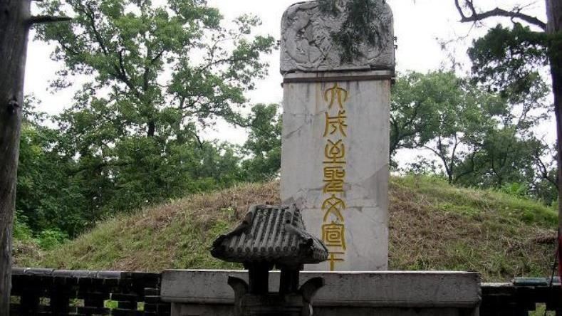 康熙拒不跪拜孔子墓　墓遮1字康煕跪