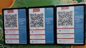 新加坡科技防疫  SafeEntry追蹤行動軌跡新加坡防疫略見成效，雖放寬阻斷措施讓部分商家復工，但強制工作場所使用SafeEntry訪客登記系統，圖為進入職總平價超市要掃描訪客登記系統，追蹤行動軌跡。中央社記者黃自強新加坡攝　109年5月10日