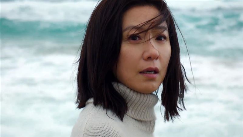 被強浪捲走！女星下海戲「差點沒命」