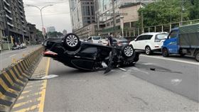 新北,汐止,翻車,車禍,精神不濟（圖／翻攝畫面）