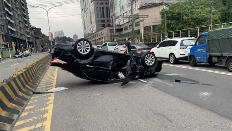 男連撞4車翻覆馬路　幸運僅受到輕傷